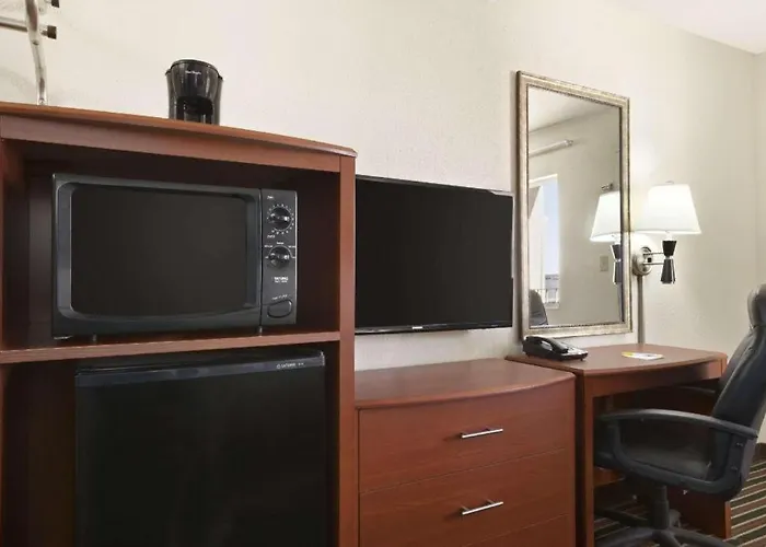Days By Wyndham Champaign/urbana Hotel 2*